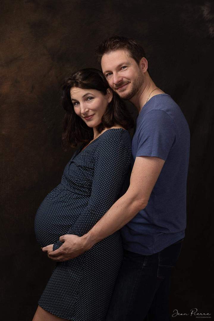 Portrait élégant de femme enceinte et son mari réalisé par photographe spécialisé à Clermont-Ferrand