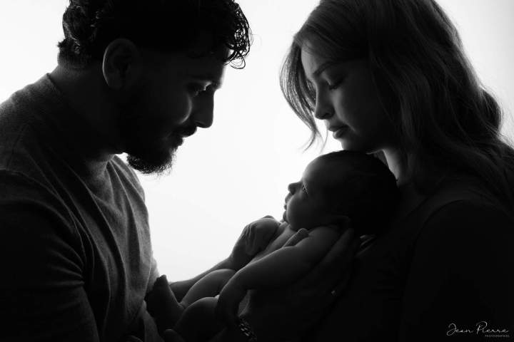 Séance photo naissance avec parents et nouveau-né à Clermont-Ferrand
