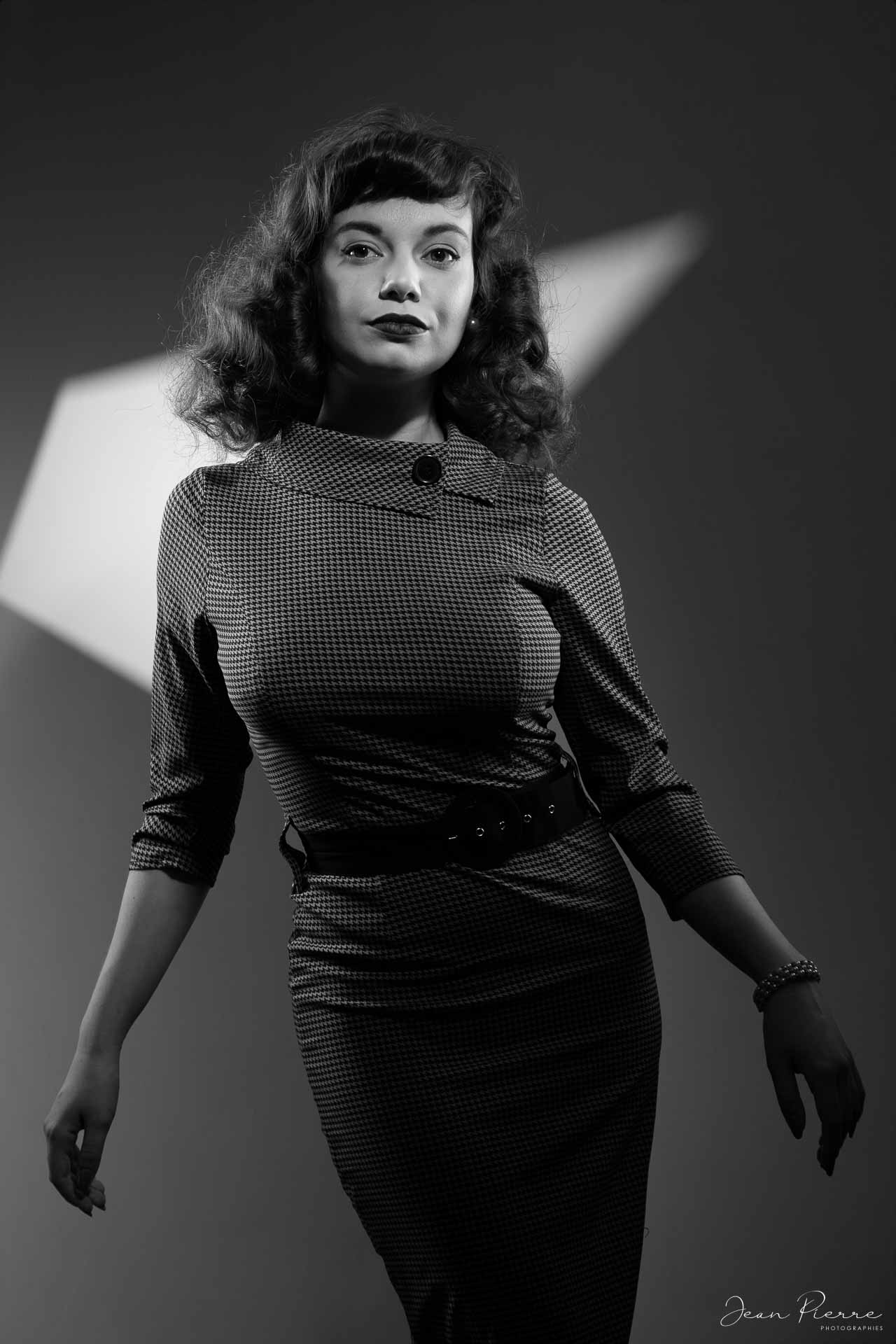 Portrait en studio noir et blanc style cinéma année 50
